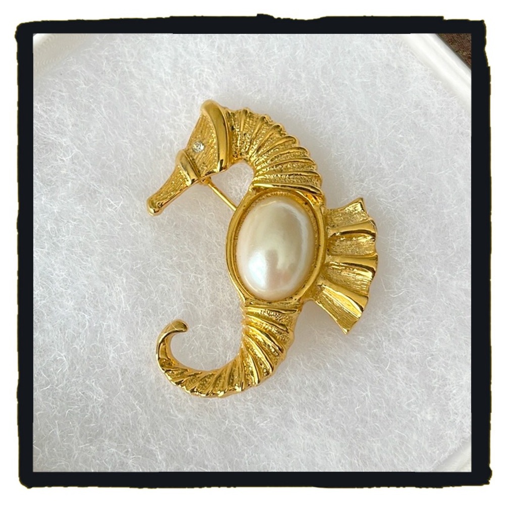 💕Beautiful Gold Tone Vintage Seahorse Pin / Brooch with Faux Pearl Cabochon💕